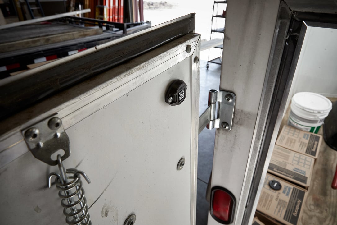 bluetooth-tag-on-trailer-door