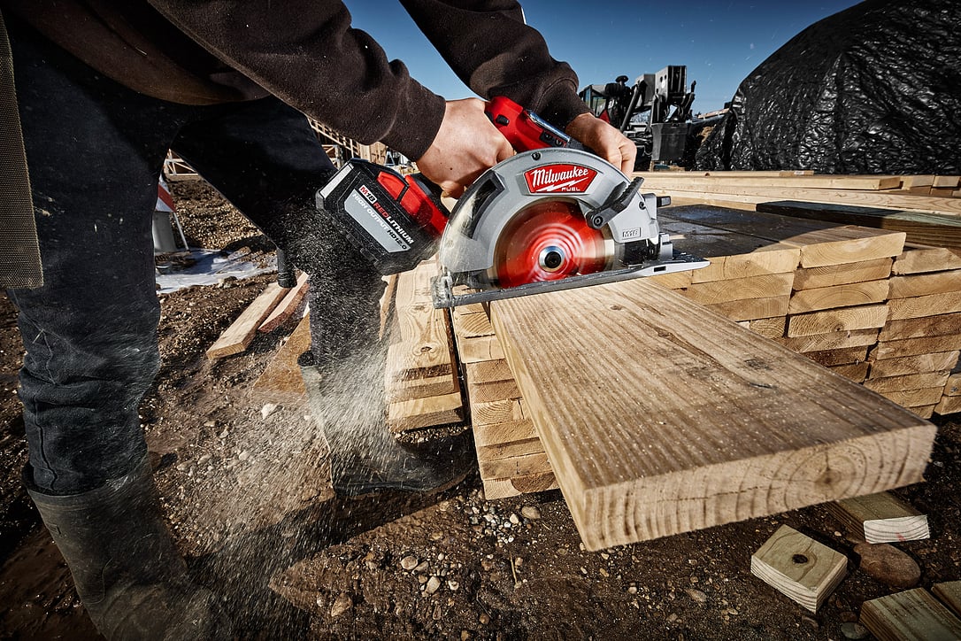 circular-saw-cutting-wood-board