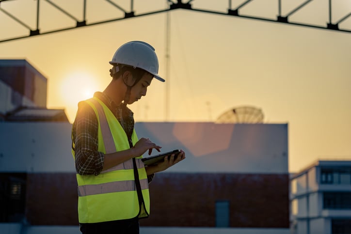 construction-site-bim-tablet