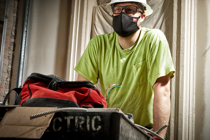 construction-worker-wears-milwaukee-face-mask-during-pandemic