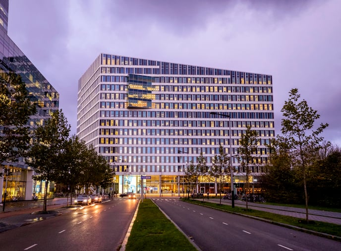 Twilight photo of The Edge office building in Amsterdam.