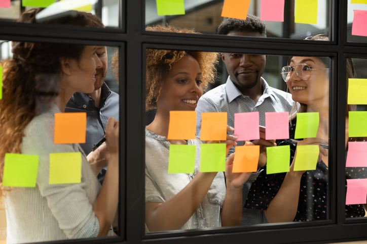 An agile software team use scrum methodology, setting priorities with sticky notes